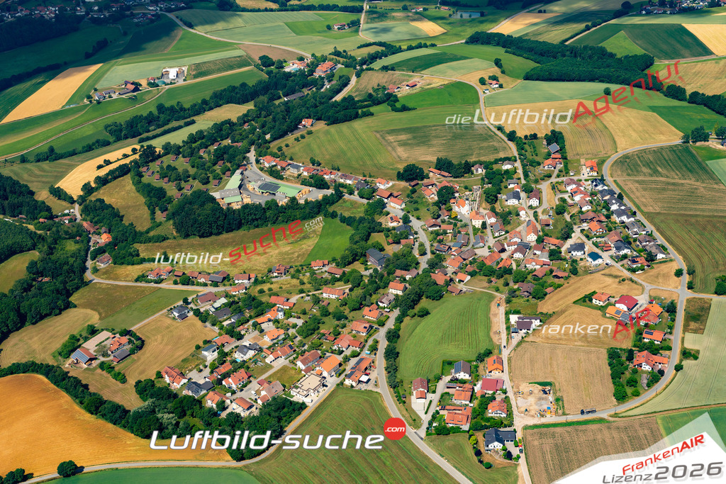 Das Luftbild zeigt : Sattelbogen Traitsching - Die Luftaufnahme wurde 2023 vom UL-Flugzeug aus erstellt ( keine Drohne ) - Hochauflösende Luftaufnahme - Für grossformatige Ausdrucke geeignet. Die Geschenkidee !Mit Lizenz und Bildrechte bestellbar