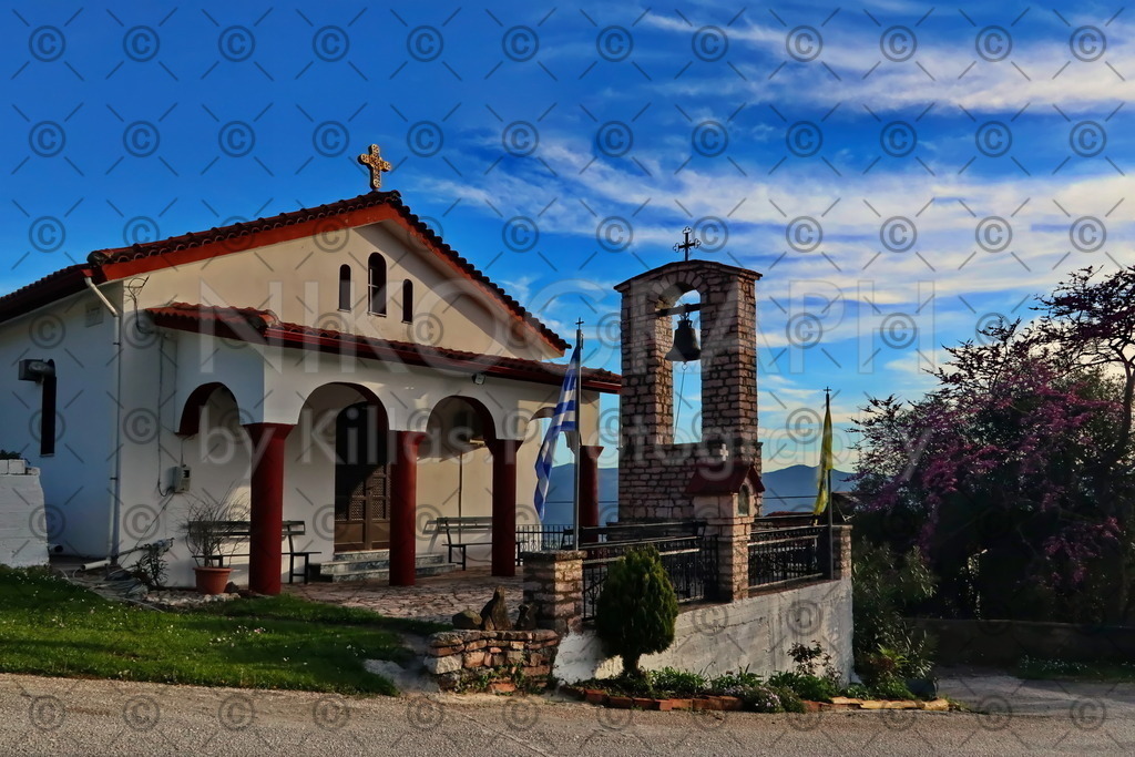 Die Dorfkirche von Kato Palaiokklisi | Die Dorfkirche im Dorf Kato Palaiokklision im Licht der Abendsonne. Die Wolken am Abendhimmel umarmen förmlich das Kirchenschiff. Das Abendlicht gibt des Szene eine mystische Stimmung. 

Das Dorf Kato Palaiokklision (Káto Palaiokklísion) liegt in der Präfektur Thesprotia (Θεσπρωτία) der Region Epirus (Ήπειρος) im Nordwesten Griechenlands. 
Laut Zensus 2011 hat Kato Palaiokklisi rund 50 Einwohner. Kato Palaiokklisi gehört der Gemeinde Filiates an.