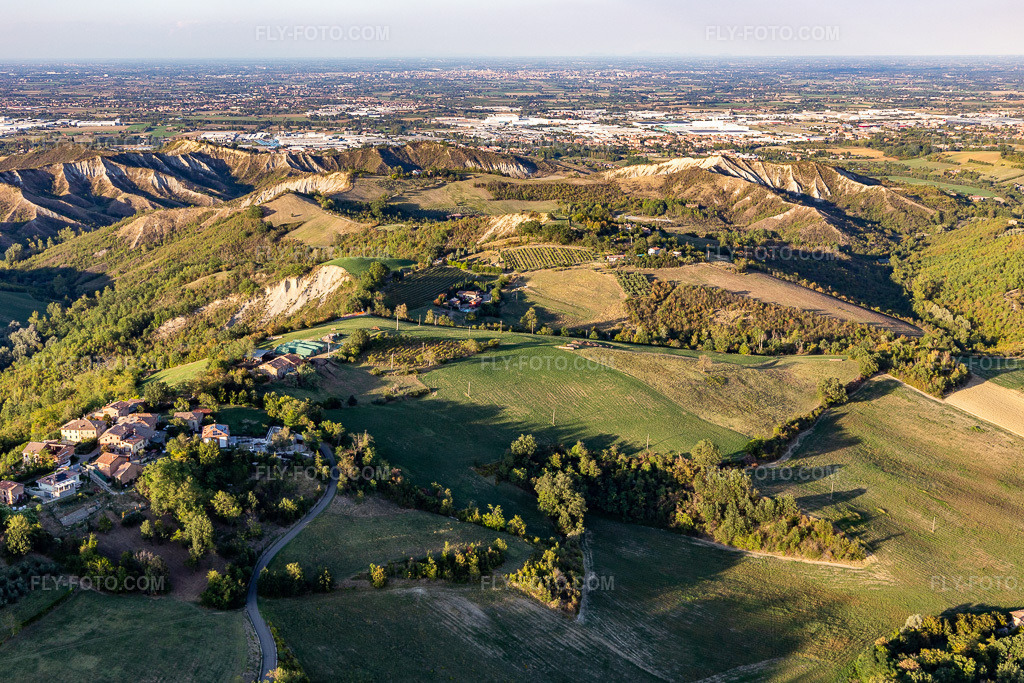 Aerial view: View of the town in the district Villa in Fiorano in the state Modena, Italy. – Photo: IMG_134643.jpg taken on 09/19/2022 by Werner Riehm/FLY-FOTO.com – Resolution of the original: 5201 x 3467 px
