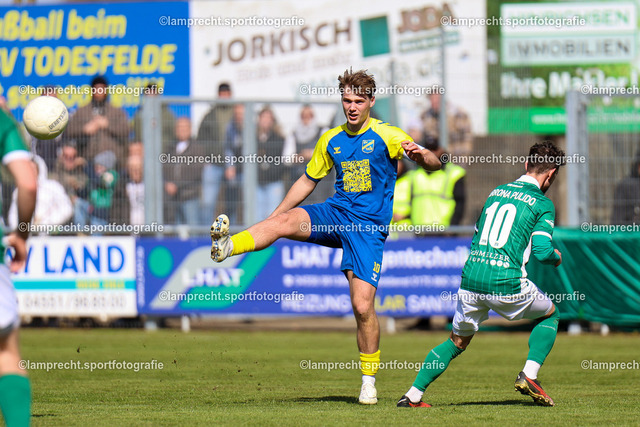 Fußball I Herren I Saison 2025-2026 I SHFV-Lotto-Pokal I Halbfinale I SV Todesfelde - VfB Lübeck 051 | v.l. Mats Jonathan Klüver (10, SV Todesfelde), Manuel Farrona Pulido (10, VfB Lübeck) - Realisiert mit Pictrs.com