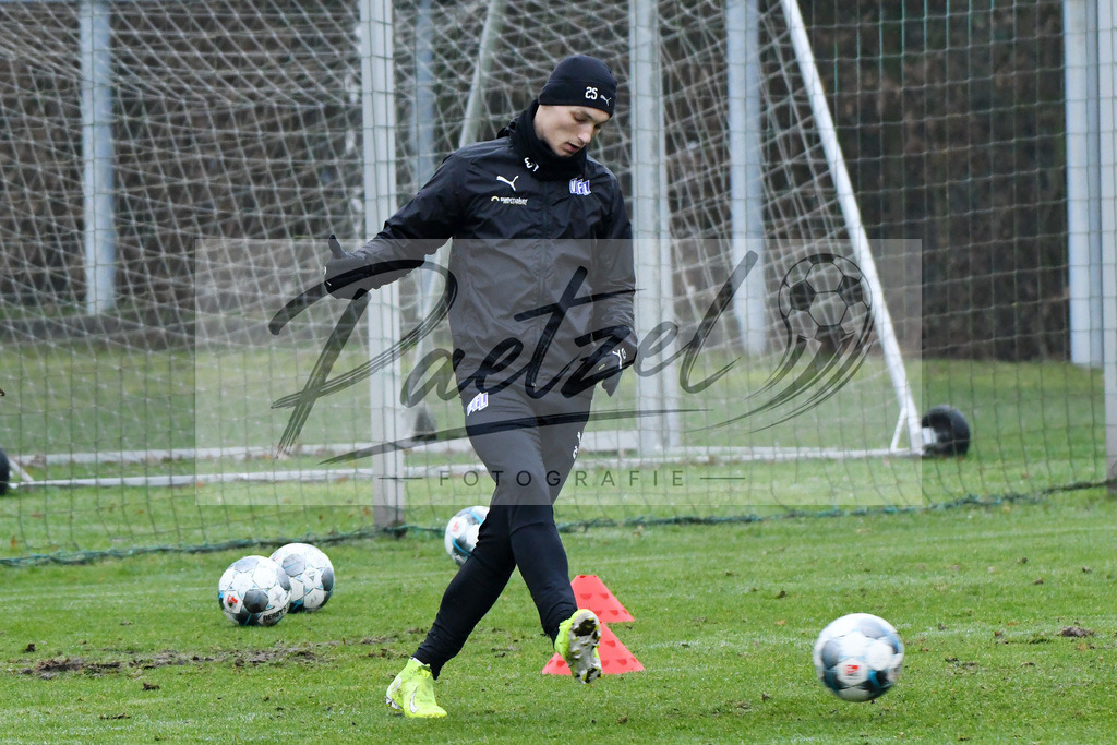 20200125_TRAOSN_0046 | Fußball, Herren: Sven Köhler (VfL Osnabrück) in Aktion, am Ball, Einzelaktion beim Training des VfL Osnabrück am 25.01.2020 im Sportpark Illoshöhe in Osnabrück, Deutschland.(Foto von Nico Paetzel) - Realisiert mit Pictrs.com