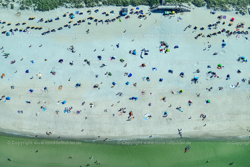 Sylt_Wenningstedt_Wassersport_Strand_ELS_4856130825 | WENNINGSTEDT (SYLT) 13.08.2025 Sandstrand- Landschaft entlang des Küsten- Verlaufes in Wenningstedt (Sylt) auf der Insel Sylt im Bundesland Schleswig-Holstein, Deutschland. // Beach landscape along the in Wenningstedt (Sylt) at the island Sylt in the state Schleswig-Holstein, Germany. Foto: Martin Elsen