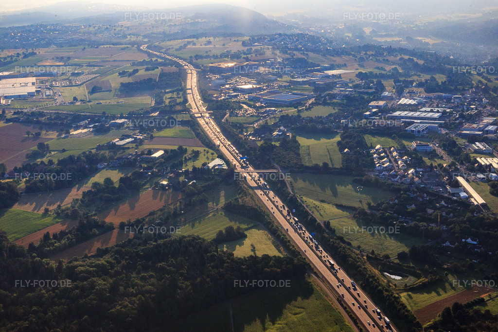 Luftbild: Autobahn Stau über Pforzheim auf der A8 im Ortsteil Nordstadt in Pforzheim im Bundesland Baden-Württemberg in Deutschland. Foto: IMG_092270.jpg vom 01.08.2016 durch Werner Riehm/FLY-FOTO.de