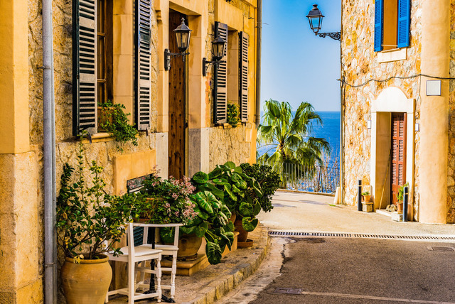 Beautiful street in Banyalbufar village on Majorca island, Spain | Mediterranean village Banyalbufar on Mallorca, Spain Balearic islands - Realisiert mit Pictrs.com
