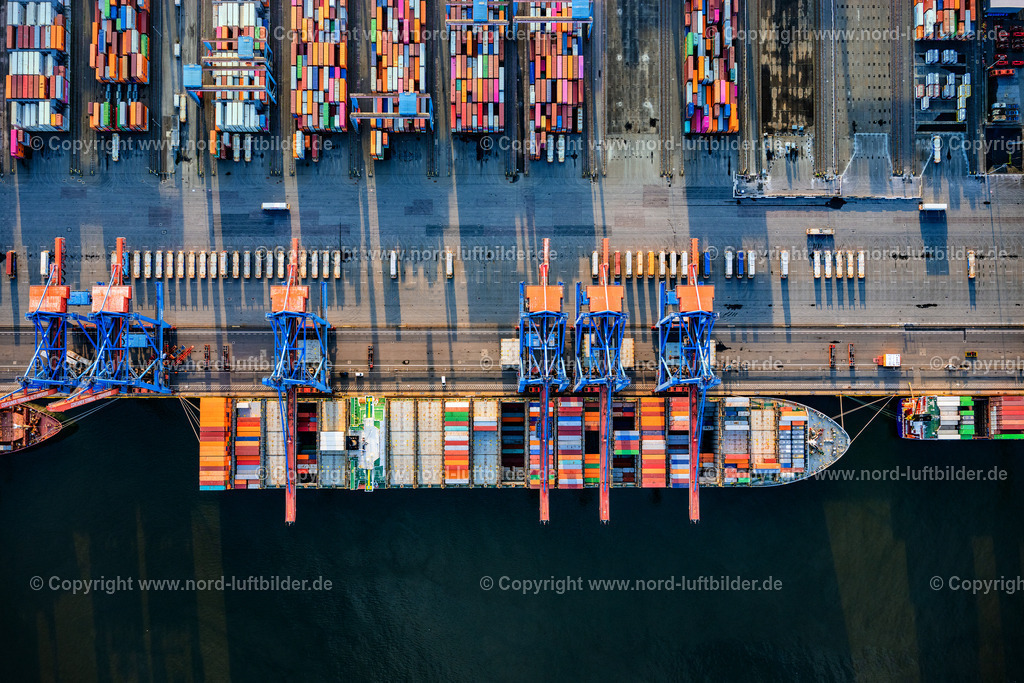 Hamburg_Altenwerder_Containerschiff_Senkrechtaufnahme_ELS_5184190925 | HAMBURG 19.09.2025 Senkrecht- Luftbild aus der Satelliten- Perspektive vom Containerschiff CTA Altenwerder im Hafen in Hamburg, Deutschland. Weiterführende Informationen bei: HPA Hamburg Port Authority. // Vertical aerial view from the satellite perspective of the container ship CTA Altenwerder in the port in Hamburg, Germany. Further information at: HPA Hamburg Port Authority. Foto: Martin Elsen