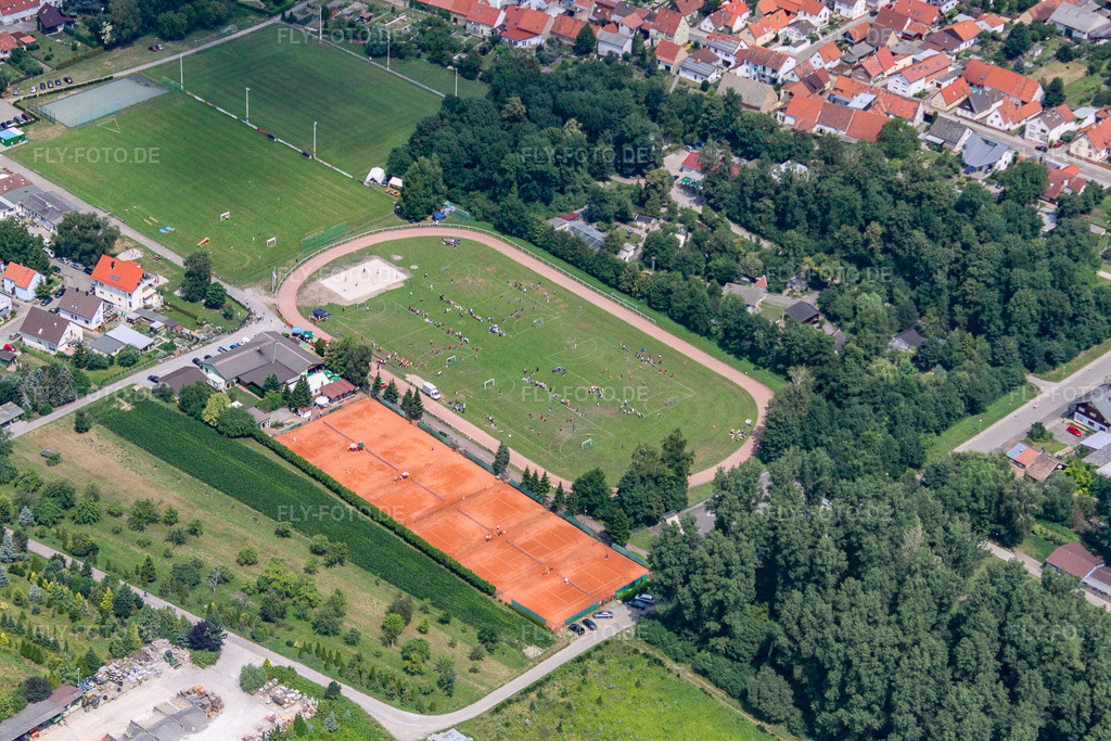 Luftbild: Sportplätze im Ortsteil Liedolsheim in Dettenheim im Bundesland Baden-Württemberg in Deutschland. Foto: IMG_19178.jpg vom 05.07.2009 durch Werner Riehm/FLY-FOTO.de