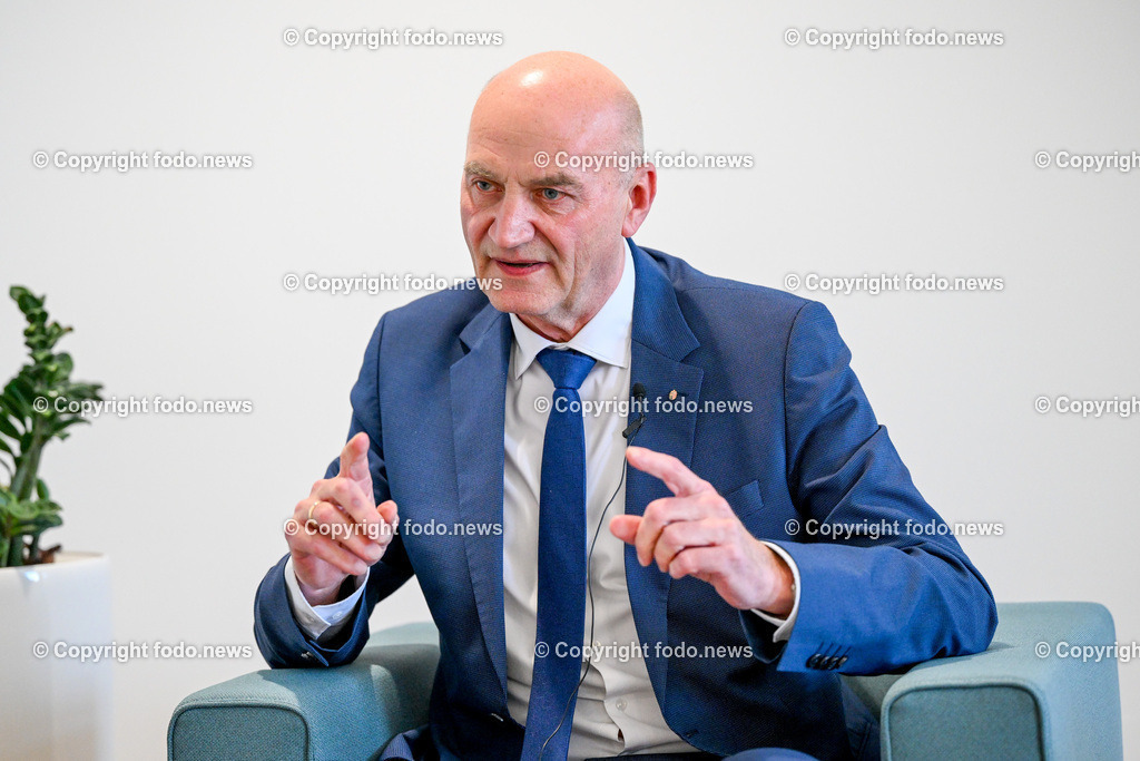LR Christian Doerfel (VP)_ 19.02.2025-13 | 19.02.2025, Linz, AUT, LR Christian Doerfel (VP) im Bild LR Christian Doerfel (VP),  Soziallandesrat OEVP OE) waehrend eines Interview in seinem Buero in Linz