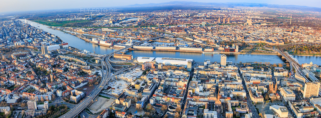 Luftbild: Stadtpanorama am Rhein aus Westen von der BASF bis zur Konrad-Adenauer-Brücke im Ortsteil Mitte in Ludwigshafen im Bundesland Rheinland-Pfalz in Deutschland.Foto: IMG_153808-Pano.jpg vom 23.03.2026 durch Werner Riehm/FLY-FOTO.deAuflösung des Originals: 10625 x 3930 px
