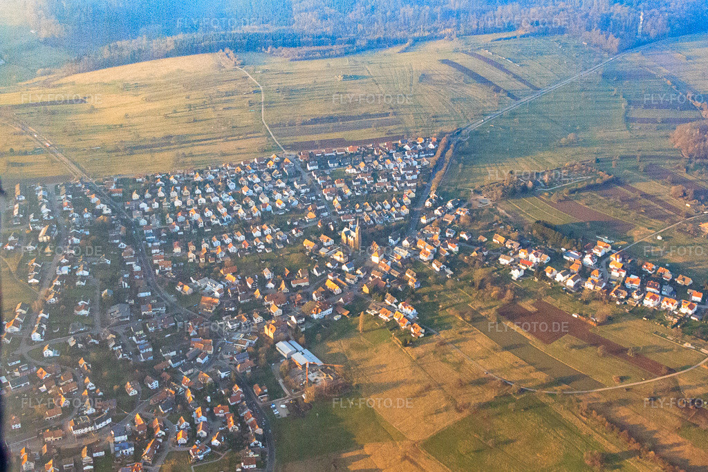 Luftbild: Dorfansicht von Süden mit Kirche St. Bonifazius im Ortsteil Schöllbronn in Ettlingen im Bundesland Baden-Württemberg in Deutschland. Foto: IMG_62061.jpg vom 31.01.2014 durch Werner Riehm/FLY-FOTO.deAuflösung des Originals: 4461 x 2974 px