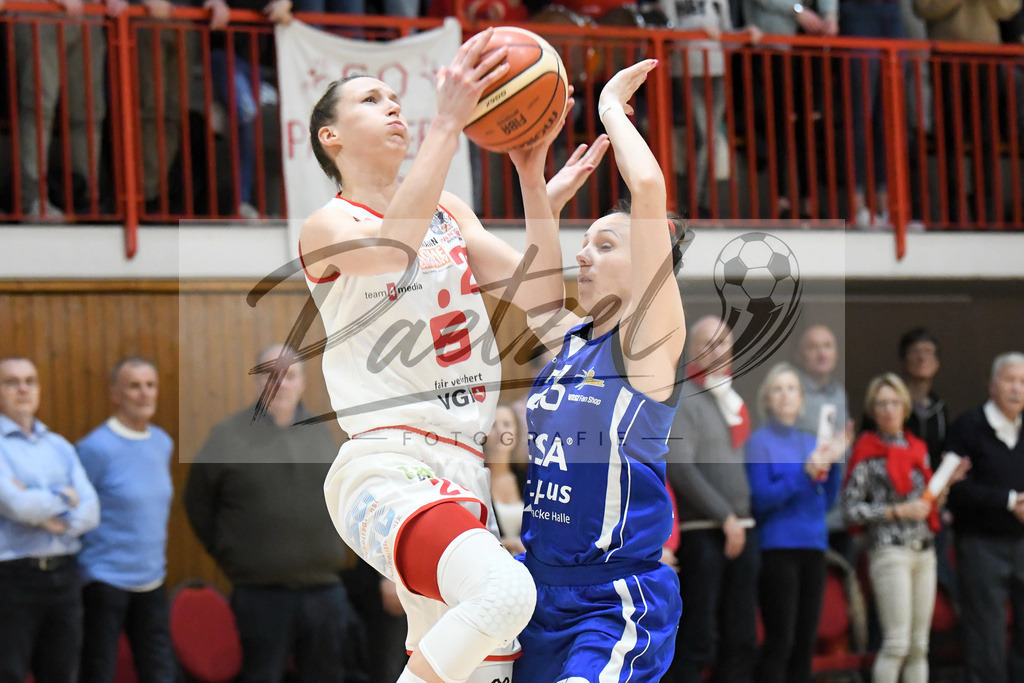 20200126_PANHAL_0023 | Basketball, Frauen: Kata Takacs (GiroLive-Panthers Osnabrück) und Snezana Aleksic (GISA LIONS SV Halle) im Zweikampf beim Spiel der Toyota DBBL zwischen GiroLive-Panthers Osnabrück vs. GISA LIONS SV Halle am 26.01.2020 im Panthers Dome in Osnabrück, Deutschland.(Foto von Nico Paetzel) - Realisiert mit Pictrs.com