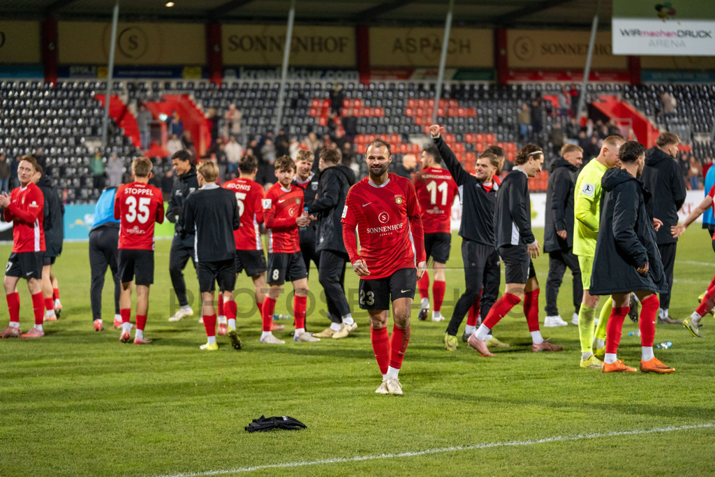 SG Sonnenhof Grossaspach vs. SSV Ulm 1846 Fussball, Fussball, WFV-Pokal, Viertelfinale, 01.04.2026 | SG Sonnenhof Grossaspach kommt nach dem Sieg in die Fankurve zum jubeln,SG Sonnenhof Grossaspach vs. SSV Ulm 1846 Fussball, Fussball, WFV-Pokal, Viertelfinale, 01.04.2026