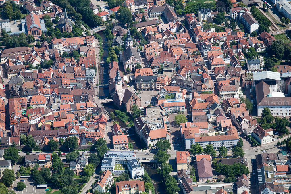 Luftbild: St. Martin Kirche in Ettlingen im Bundesland Baden-Württemberg in Deutschland. Foto: IMG_42035.jpg vom 27.06.2011 durch Werner Riehm/FLY-FOTO.de