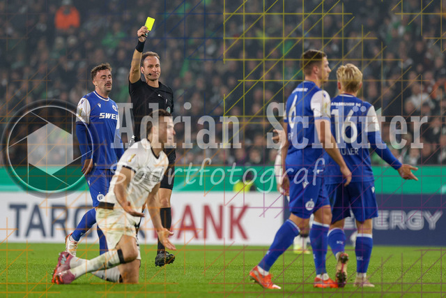 Borussia Mönchengladbach vs Karlsruher SC - DFB-Pokal 2. Runde | Mönchengladbach, Deutschland, 28.10.25:   Nicolai Rapp (Karlsruher SC) erhaelt die gelbe Karte von Schiedsrichter Bastian Dankert. waehrend des Spiels der DFB-Pokal 2. Runde zwischen Borussia Mönchengladbach vs Karlsruher SC im Stadion im Borussia Park(Foto von Brauer-Fotoagentur / Adrian Schlueter)