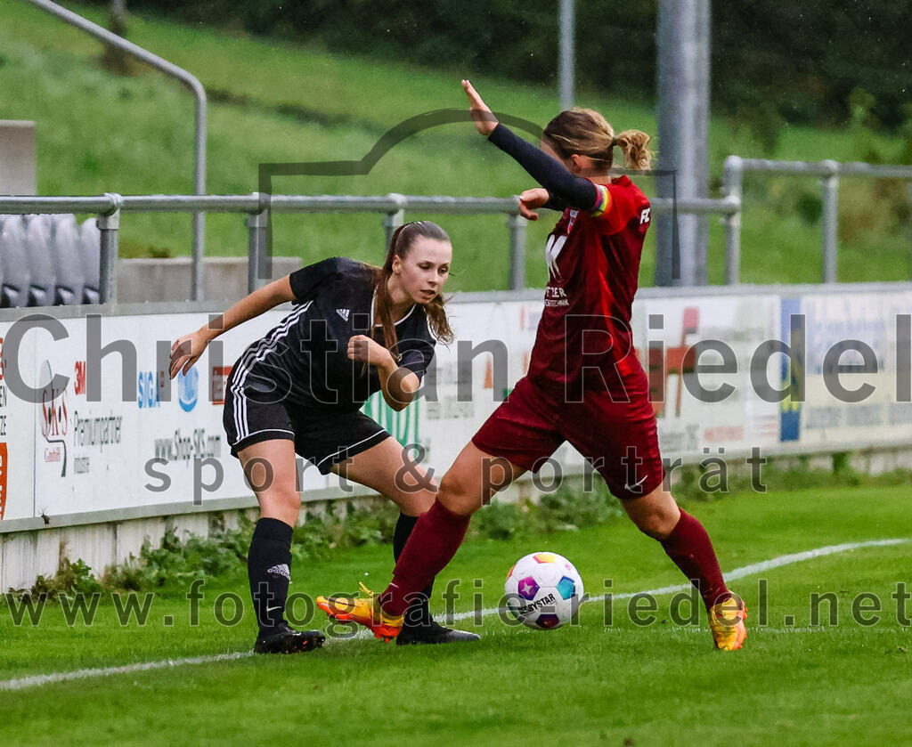 2023-10-14_080_FC_Schwaig_gegen_SV_Schechen | Oberding, Deutschland, 14.10.2023:
Fußball, Bezirksliga 2023 / 2024, 6. Spieltag, FC Schwaig gegen SV Schechen, Endergebnis: 4:3

Elisa Friedrich (SV Schechen, #11), Christina Lommer (FC Schwaig, #7)

Foto: Christian Riedel / fotografie-riedel.net