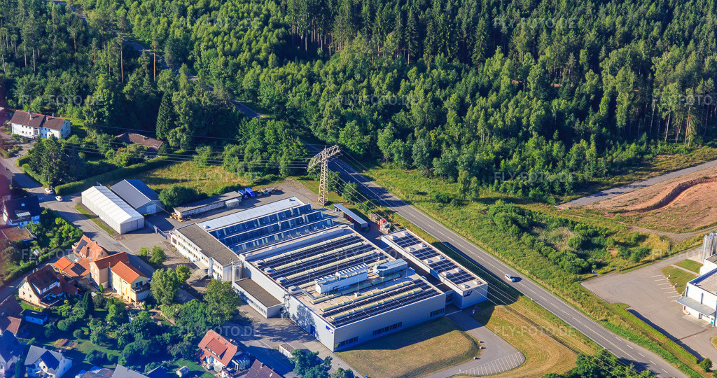 Luftbild: Kunststoff- und Elektrotechnik GmbH in Mönchweiler im Bundesland Baden-Württemberg in Deutschland. Foto: IMG_149213.jpg vom 29.06.2025 durch Werner Riehm/FLY-FOTO.deInnovative Kunststofflösungen für Industrie & Automotive