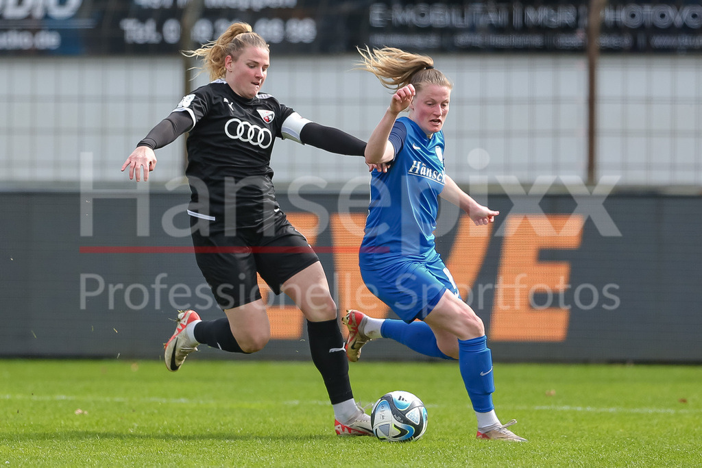 Fussball, 2. Frauen-Bundesliga, SV Meppen - FC Ingolstadt 04 | v.li.: Lisa Ebert (FC Ingolstadt 04, 10) und Sarah Schulte (SV Meppen, 16) im Zweikampf, Duell, Dynamik, Aktion, Action, Spielszene, DIE DFB-RICHTLINIEN UNTERSAGEN JEGLICHE NUTZUNG VON FOTOS ALS SEQUENZBILDER UND/ODER VIDEOÄHNLICHE FOTOSTRECKEN. DFB REGULATIONS PROHIBIT ANY USE OF PHOTOGRAPHS AS IMAGE SEQUENCES AND/OR QUASI-VIDEO.