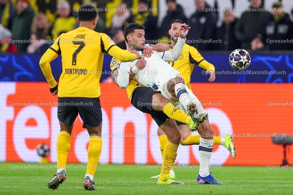 UCL17022601027 | 17.02.2026, Fußball, UEFA Champions League, Borussia Dortmund - Atalanta Bergamo, BVB Stadion, Play-Offs Hinspiel, Saison 2025 2026: Gianluca Scamacca&nbsp;(Atalanta Bergamo #09) im Zweikampf gegen  Jobe Bellingham&nbsp;(BVB #07) Waldemar Anton&nbsp;(BVB #03) Ramy Bensebaini&nbsp;(BVB #05)  Regulations prohibit any use of photographs as image sequences and or quasi-video.