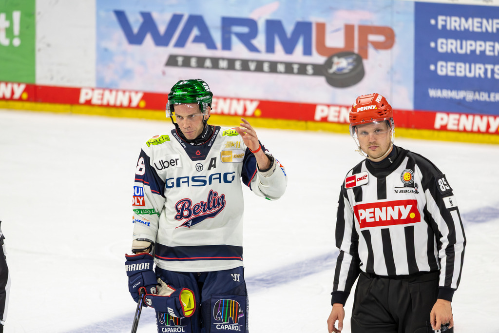 DEL, Deutsche Eishockey Liga Saison 2025/26, 3. Spieltag: Adler Mannheim gegen Eisbären Berlin***Bild: Yannick Veilleux (38, Berlin) erhält nach dem Check gegen Esposito fünf Minuten plus Spieldauer | DEL, Deutsche Eishockey Liga Saison 2025/26, 3. Spieltag: Adler Mannheim gegen Eisbären Berlin***Bild: Yannick Veilleux (38, Berlin) erhält nach dem Check gegen Esposito fünf Minuten plus Spieldauer - Realisiert mit Pictrs.com