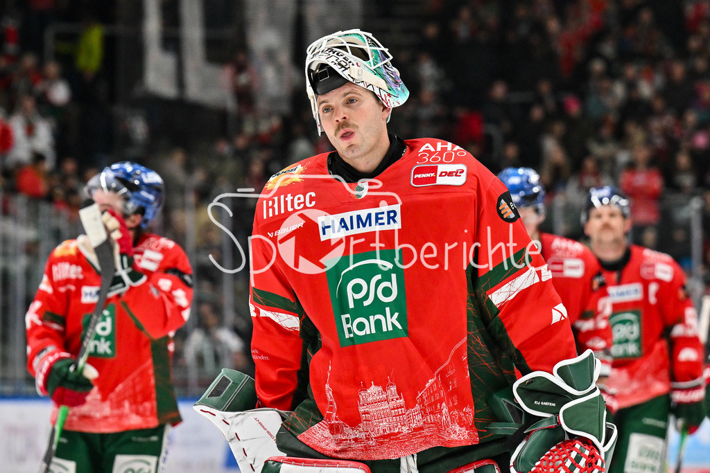 Augsburger Panther - Nürnberg Ice Tigers | AUGSBURG, GERMANY - 28. NOVEMBER: die Spieler der Augsburger Panther fahren mit hängenden Köpfen nach dern Niederlage gegen Nürnberg vom Eis - Michael GARTEIG (Augsburger Panther 34 beim Ligaspiel zwischen den Augsburger Panthern und den Nürnberg Ice Tigers am 23. Spieltag der Penny DEL im Curt Frenzel Stadion