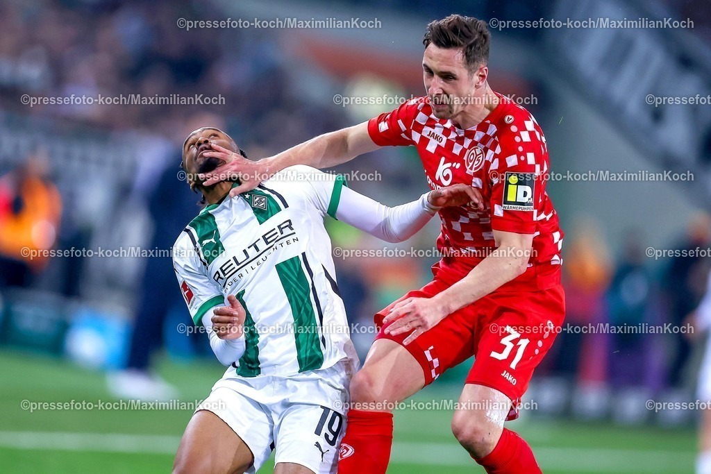 BMG07032501052 | 07.03.2025, Fußball, Borussia Mönchengladbach - 1.FSV Mainz 05, 1. Fußball Bundesliga, Borussia-Park, Saison 2024 2025: Nathan Ngoumou (Mönchengl. #19) bekommt im Zweikampf gegen Dominik Kohr (Mainz05 #31) die Hand ins  GesichtDFB regulations prohibit any use of photographs as image sequences and or quasi-video.