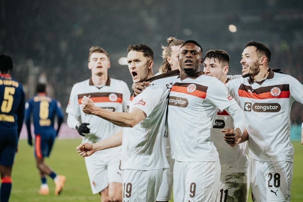 FCP02499 | Der offizielle Shop für FC St. Pauli Fotos. Wähle aus Spielszenen & Fanmomenten dein FCSP Wunschformat. Wir liefern Millerntor-Atmosphäre.
