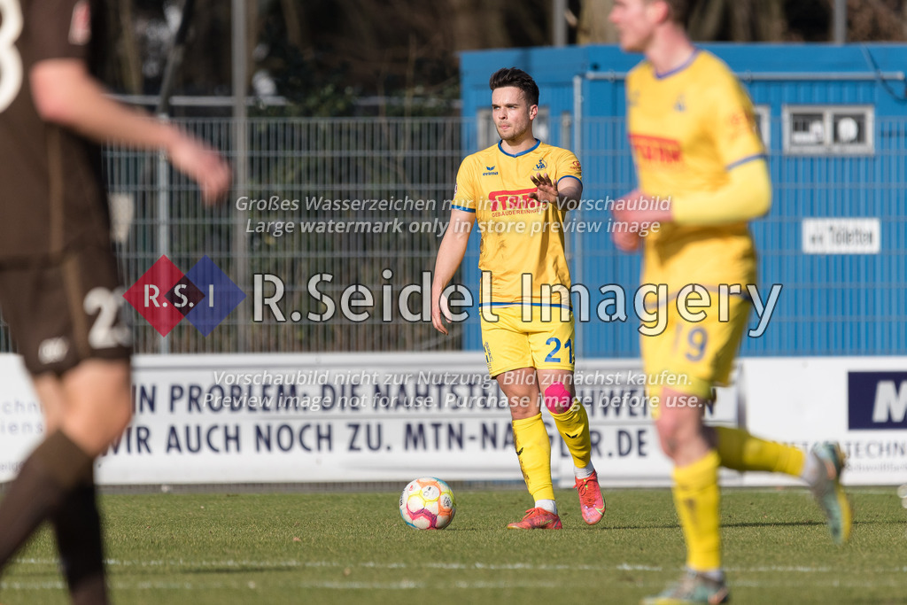 Fußball, Saison 2022/23, Regionalliga Nord, FC St. Pauli II - SV Atlas Delmenhorst, Edmund-Plambeck-Stadion (Norderstedt), 19.02.2023, 25. Spieltag | Philipp Eggersglüß (#21, SVA Delmenhorst) deutet den Mitspielern zu warten und zurückzubleiben.