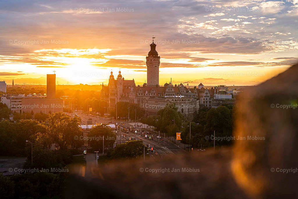 Neue Rathaus Leipzig | Das Neue Rathaus Leipzig beeindruckt mit monumentaler Architektur, historischem Flair und zentraler Lage. Es zählt zu den markantesten Wahrzeichen der Stadt und ist ein beliebter Fotospot - Realisiert mit Pictrs.com