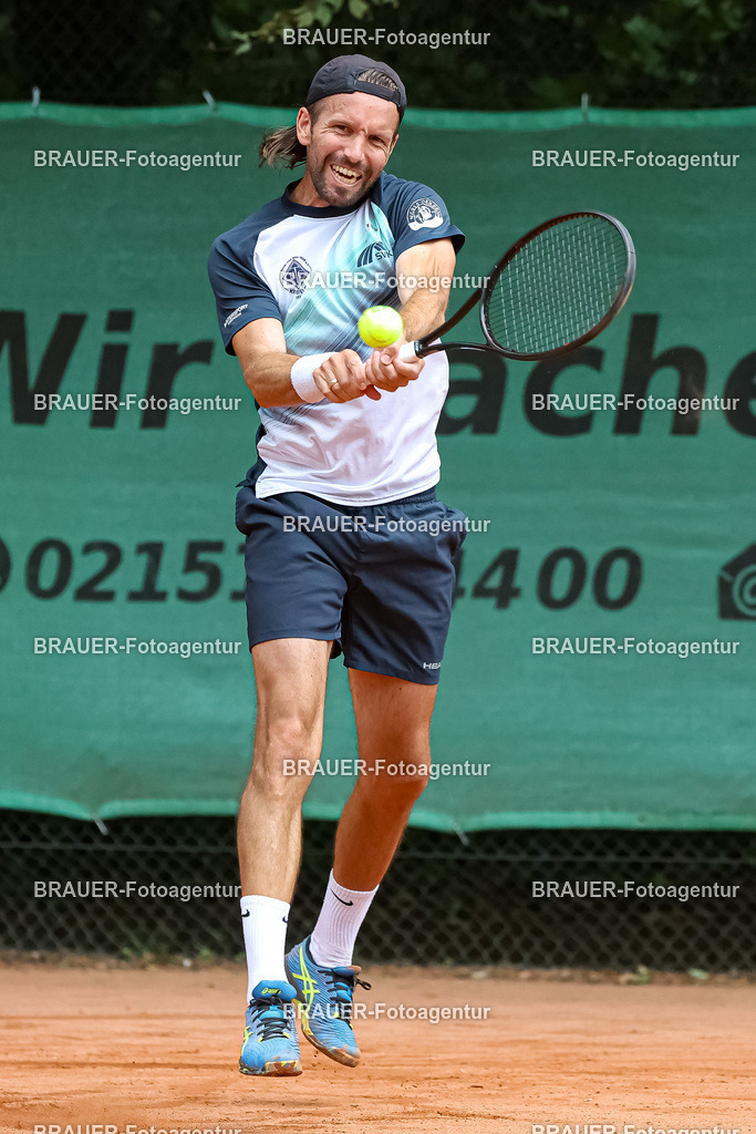HTC Blau-Weiß Krefeld - LTTC Rot-Weiß Berlin  | Krefeld, Deutschland 21.07.2023, Gero Kretschmer (HTC Blau-Weiß Krefeld) gegen Nino Ehrenschneider (LTTC Rot-Weiss Berlin) ,

bei der 2. Tennis Bundesliga Nord Begegnung zwischen HTC Blau-Weiß Krefeld und LTTC Rot-Weiß Berlin am 21.07.2023 in Krefeld.

(Foto: BRAUER-Fotoagentur)
 
