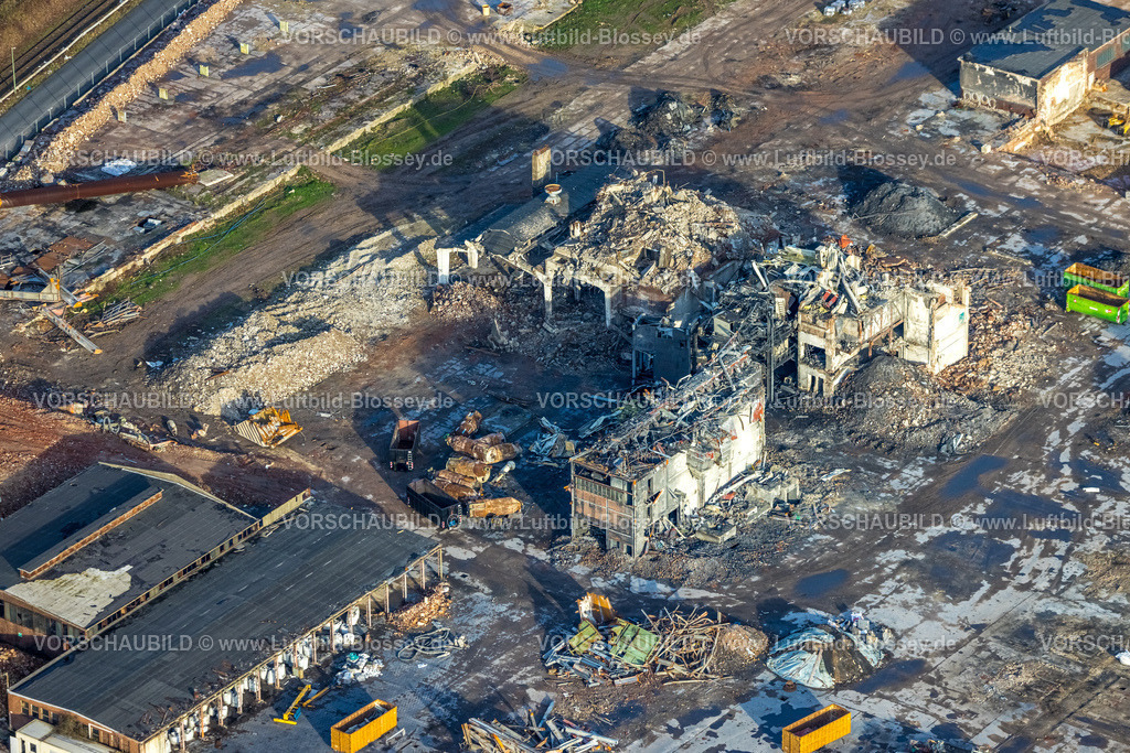 Duisburg230100534 | Luftbild, Abrissarbeiten der ehemaligen RHI Didier-Werke, für geplante neue Gesamtschule, zwischen Gießingstraße und Düsseldorfer Straße, Wanheimerort, Duisburg, Ruhrgebiet, Nordrhein-Westfalen, Deutschland