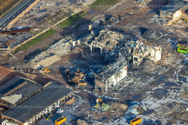 Duisburg230100534 | Luftbild, Abrissarbeiten der ehemaligen RHI Didier-Werke, für geplante neue Gesamtschule, zwischen Gießingstraße und Düsseldorfer Straße, Wanheimerort, Duisburg, Ruhrgebiet, Nordrhein-Westfalen, Deutschland