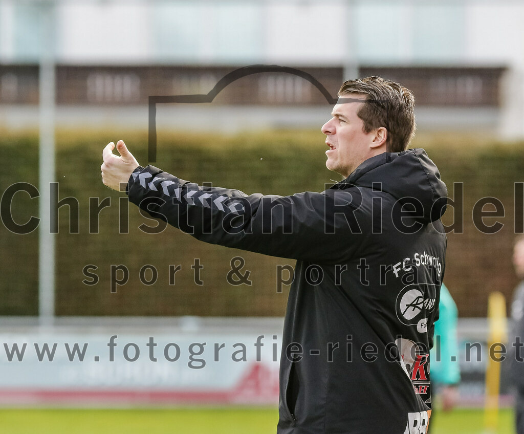 2024-02-24_037_FC_Schwaig_gegen_TSV_1880_Wasserburg | Oberding, Deutschland, 24.02.2024:
Fußball, 2. Runde Qualifikation TOTO-Pokal 2023 / 2024, 1. Spieltag, FC Schwaig gegen TSV 1880 Wasserburg, Endergebnis: 2:3

Trainer Benjamin Held (FC Schwaig)

Foto: Christian Riedel / fotografie-riedel.net