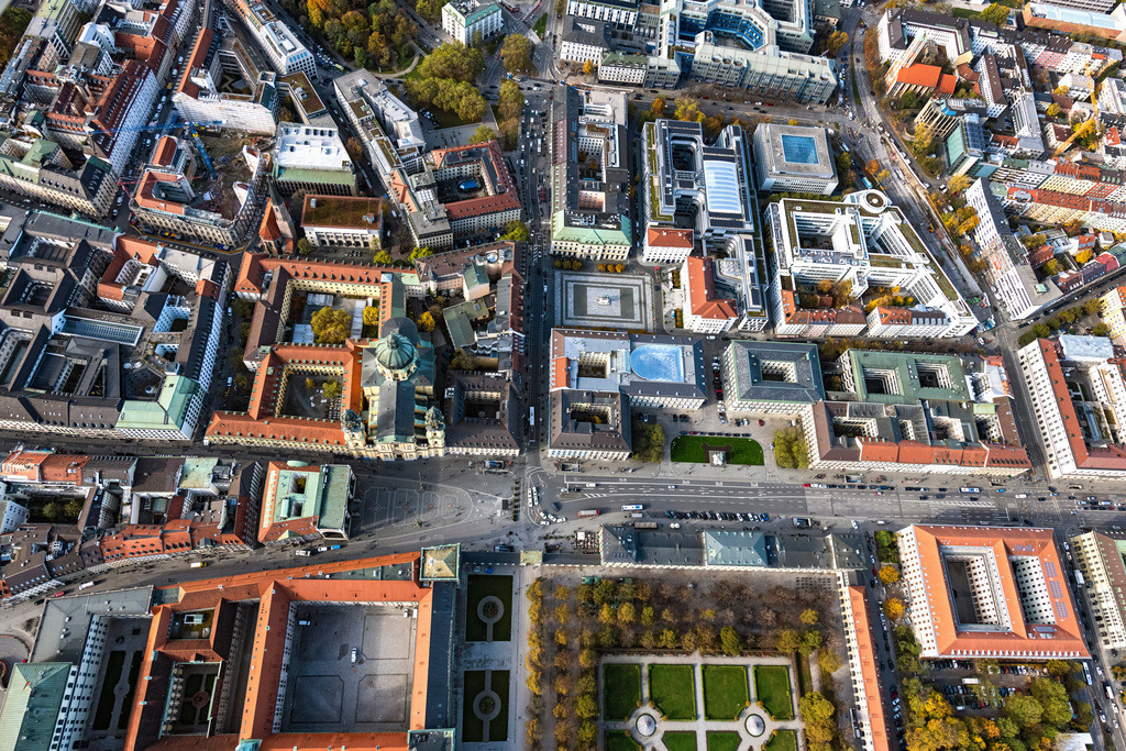 dr__0040808.jpg | MüNCHEN 07.11.2019 Feldherrnhalle und Theatinerkirche am Odeonsplatz in der Maxvorstadt in München im Bundesland Bayern. Die Feldherrnhalle ist eine klassizistische Loggia am südlichen Ende des Odeonsplatzes. Daneben steht die katholische Stiftskirche St. Kajetan des Theatinerordens. Sie war Hofkirche und ist mit ihren beiden Türmen im italienischen Spätbarock Teil des Ensembles am Odeonsplatz und damit Wahrzeichen und Touristenmagnet in der Stadt. // Feldherrnhalle and Theatine Church of St. Cajetan on the square Odeonsplatz in the Maxvorstadt part of Munich in the state of Bavaria. The Feldherrnhalle ( "Field Marshals' Hall") is a monumental loggia on the southern edge of the square. Next to it is the catholic church, a former court and royal church of the Theatine Order. With its two towers in the italian late baroque style, it is part of the Odeon's Square complex of buildings and landmarks. Foto: Daniel Reiter