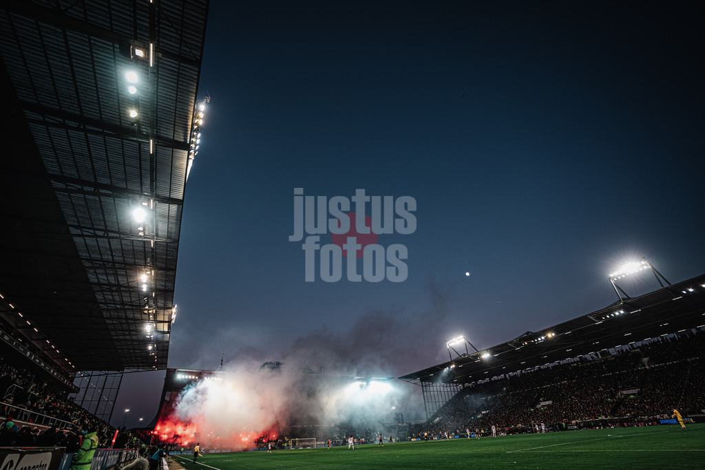 Fußball | Männer | Saison 2024/2025  | Fußball-Bundesliga | 16. Spieltag | FC St. Pauli vs. Eintracht Frankfurt | 11.01.2025 | Pyrotechnik im Fanblick der Auswärtsfans aus Frankfurt