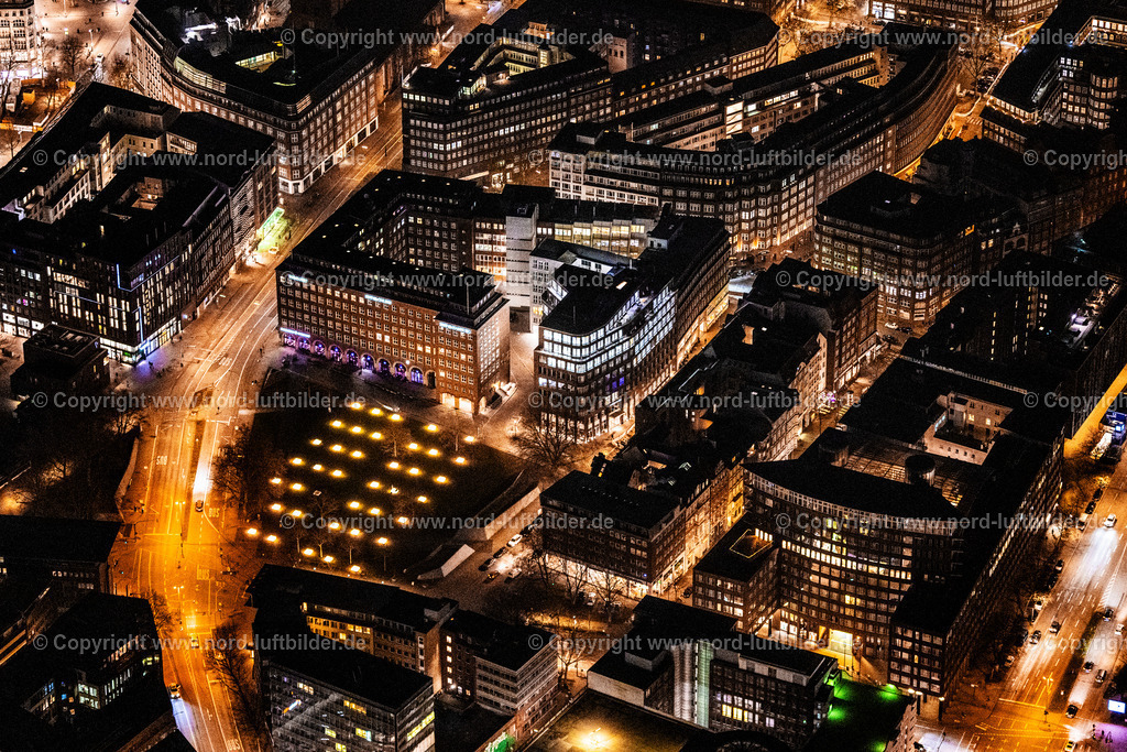 Hamburg_Domstrasse_Hofbräuhaus_Zeit_Zetung_ELS_6799060325 | HAMBURG 06.03.2025 Nacht- Lichter und Beleuchtung Platz- Ensemble Domplatz im Innenstadt- Zentrum im Ortsteil Altstadt in Hamburg, Deutschland. // Night lighting ensemble space an place Domplatz in the inner city center in the district Altstadt in Hamburg, Germany. Foto: Martin Elsen