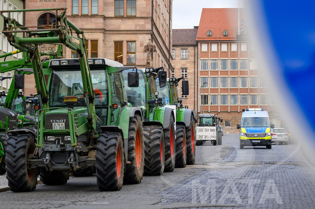 _DWA4280 | Bauerndemo gegen Agrarpolitik der Bundesregierung  auf dem Straße Obstmarkt und Hauptmarkt . Nürnberg, 08.01.2024 - Realisiert mit Pictrs.com