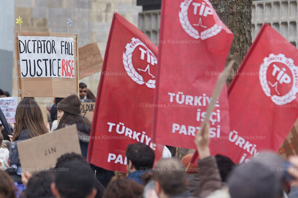 Wir sind alle Ekrem Imamoglu, Breitscheidplatz 30.03.2025 | Mehrere hundert Menschen demonstrieren am 30.03.2025 auf dem Berliner Breitscheidplatz für die Freilassung von Ekrem İmamoğlu sowie verhafteter Protestierender und für die Demokratie in der Türkei. Einige tragen Masken mit dem Gesicht des Istanbuler Bürgermeisters. - Realisiert mit Pictrs.com