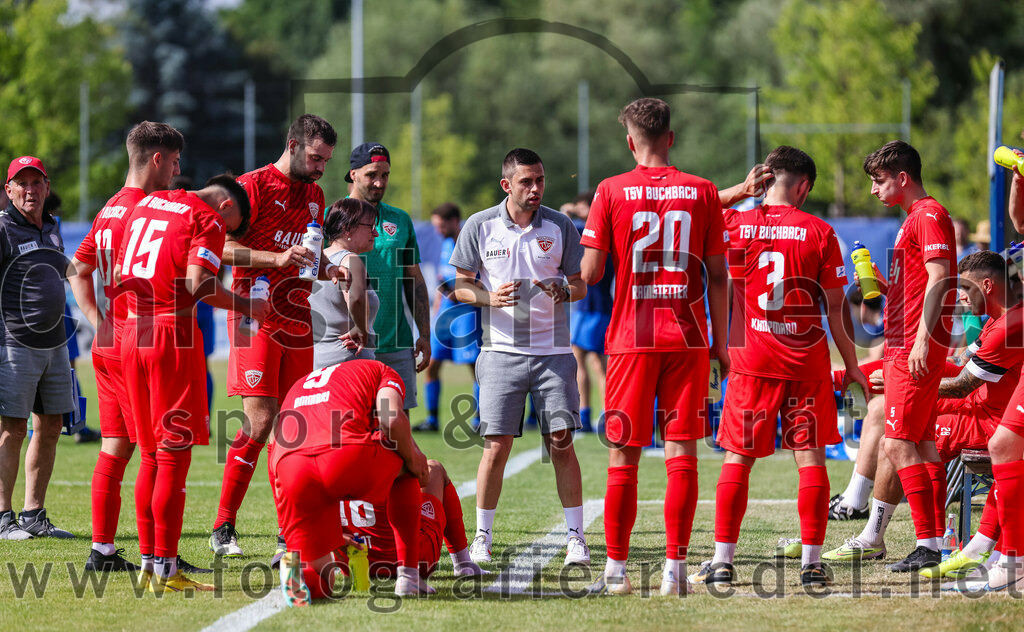 2023-07-08_102_FC_Langengeisling_gegen_TSV_Buchbach | Erding, Deutschland, 08.07.2023:
Fußball, Bezirksliga Oberbayern Ost 2023 / 2024, Testspiel, FC Langengeisling gegen TSV Buchbach, Endergebnis: 0:6

+b15+, Sammy Ammari (TSV Buchbach, #9), Trainer Alexander Käs (TSV Buchbach), Levin Ramstetter (TSV Buchbach, #20), Simon Kampmann (TSV Buchbach, #3), Leon Schmit (TSV Buchbach, #5)

Foto: Christian Riedel / fotografie-riedel.net