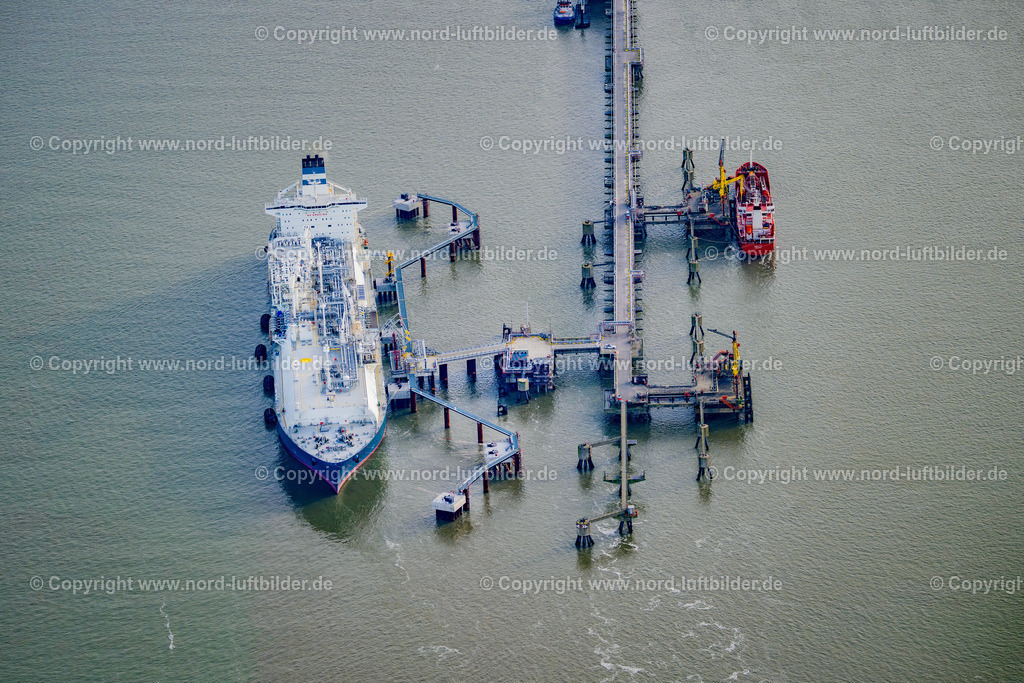 Wilhelmshaven_Höegh_Esperanza_LNG Speicher_und_Verdampfungsschiff_ELS_4444040223 | HOOKSIEL 04.02.2023 Wasserbrücke mit Leitungssystemen des LNG Erdgas und Flüssiggas- Terminal und Entladekai beim Entladen der " Höegh Esperanza " einem LNG-Speicher- und Verdampfungs-Schiff in Hooksiel im Bundesland Niedersachsen, Deutschland. Weiterführende Informationen bei: Höegh LNG AS,  Uniper Anlagenservice GmbH,  Uniper SE. // Water bridge with line systems of the LNG natural gas and liquid gas terminal and unloading dock when unloading the "Hoeegh Esperanza" an LNG storage and evaporation ship in Hooksiel in the state Lower Saxony, Germany. Further information at: Hoeegh LNG AS,  Uniper Anlagenservice GmbH,  Uniper SE. Foto: Martin Elsen