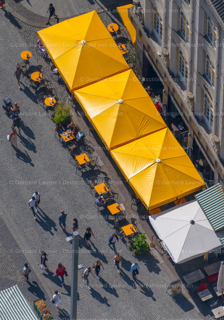 4041265 | LEIPZIG 15.09.2020 Gelbe Sonnenschirm des Restaurants " Spizz - Der Leipziger Jazz &amp; Musicclub " am Markt im Ortsteil Zentrum in Leipzig im Bundesland Sachsen, Deutschland. Weiterführende Informationen bei: SPIZZ - Jazz- &amp; Music-Club. // Yellow parasol of the restaurant "Spizz - Der Leipziger Jazz &amp; Musicclub" on the market in the district Zentrum in Leipzig in the state Saxony, Germany. Further information at: SPIZZ - Jazz- &amp; Music-Club. Foto: Gerhard Launer