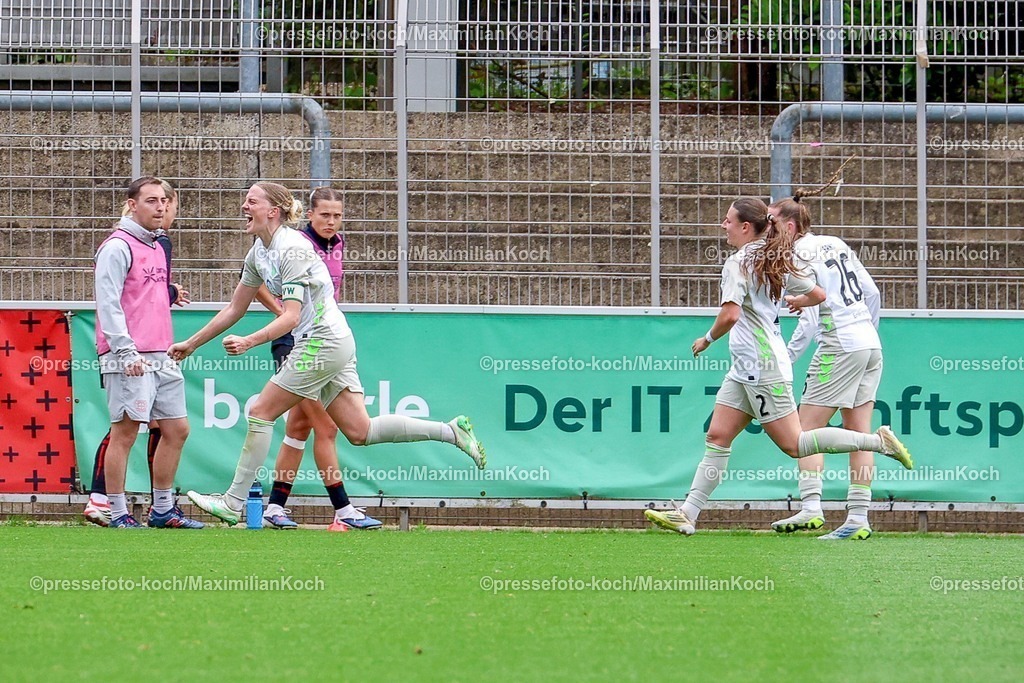 xsscx17052601032 | 17.05.2026, xsscx, Frauen Fussball, Bayer 04 Leverkusen - Werder Bremen, 1. Fussball Bundesliga, 26. Spieltag, Ulrich-Haberland-Stadion, Saison 2025 2026: Torjubel nach dem Tor zum 1:3 durch Torschuetzin Lina Hausicke (Werder Bremen #18) DFB regulations prohibit any use of photographs as image sequences and or quasi-video. Photo: xSandraxScherningxPressefotoKochx