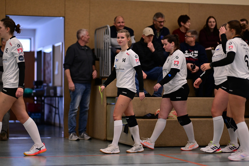 Faustball I Frauen I Saison 2025-2026 I Bundesliga Nord I 7c. Spieltag I MTV Wangersen - Ohligser TV | Der Sportfotograf. - Realisiert mit Pictrs.com