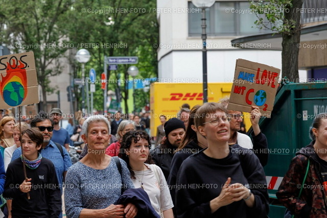 20240531-_11A0258-ffm-klimastreik-europawahl-HEN-FOTO | 31.05.2024 Klimastreik zur Europawahl am 9.6.2024 deutschlandweit von Fridays for Future organisiert mit dem Motto "Du hast die Wahl" x Kundgebung in Frankfurt vor Alte Oper und Demonstration in der Innenstadt (Foto: Peter Henrich) - Realisiert mit Pictrs.com