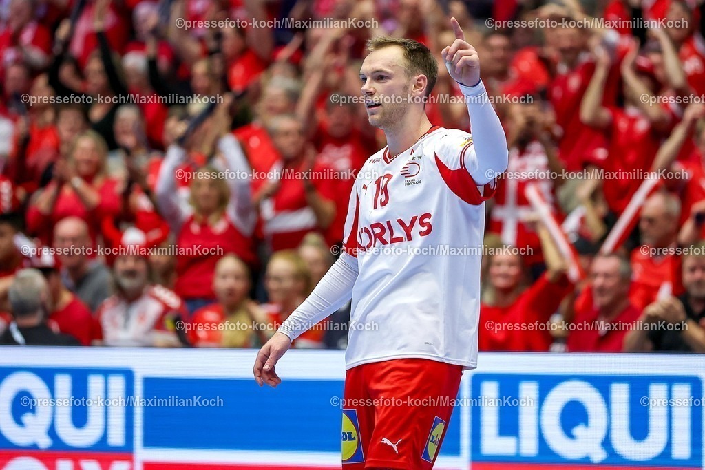 EHF22012603107 | 22.01.2026, Handball, Men's EHF EURO 2026, Frankreich - Dänemark, Jyske Bank Boxen in Herning, Dänemark, Main Round:  Mathias Gidsel (Denmark #19) jubelnd