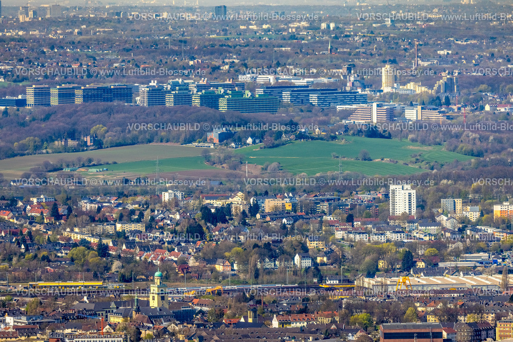 Witten220400992 | Luftbild, das Rathaus von Witten und von Essen auf einem Bild,die gute Fernsicht ließ die 25 km zusammenschmilzen,  Innenstadtansicht mit Rathaus und Stadtteil Heven sowie Fernsicht zur Ruhr-Universität Bochum, Witten, Ruhrgebiet, Nordrhein-Westfalen, Deutschland