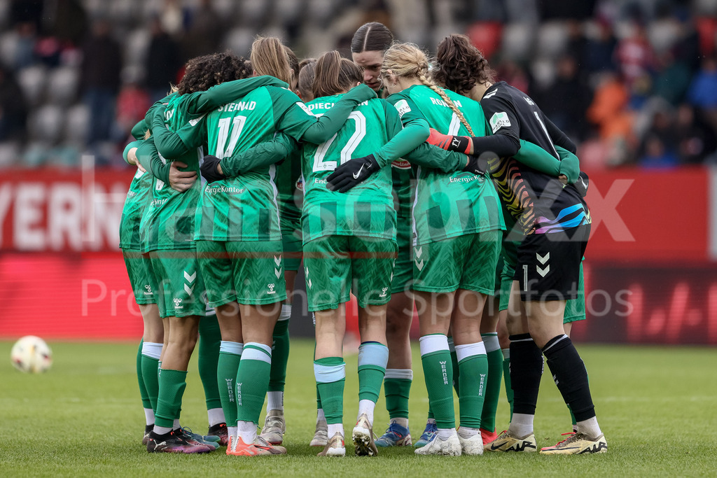 Fussball, Google Pixel Frauen-Bundesliga, FC Bayern München - SV Werder Bremen | v.li.: Spielerinnen des SV Werder Bremen schwören sich mit einem Mannschaftskreis ein, Teamkreis, Ansprache, Motivation, DIE DFB-RICHTLINIEN UNTERSAGEN JEGLICHE NUTZUNG VON FOTOS ALS SEQUENZBILDER UND/ODER VIDEOÄHNLICHE FOTOSTRECKEN. DFB REGULATIONS PROHIBIT ANY USE OF PHOTOGRAPHS AS IMAGE SEQUENCES AND/OR QUASI-VIDEO.