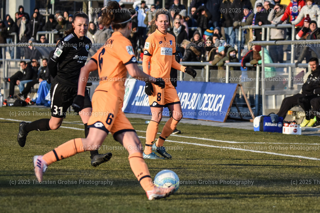 Fussball-BL Frauen 1. FFC Frankfurt vs. TSG 1899 Hoffenheim | Pawollek Tanja #31 (1.FFC Frankfurt), Lena Lattwein #6 (TSG 1899 Hoffenheim), Maximiliane Rall #8 (TSG 1899 Hoffenheim); Fussball-BL Frauen 1. FFC Frankfurt vs. TSG 1899 Hoffenheim, Fussball-Bundesliga Frauen am 24.02.2018 im Stadion am Brentanobad in Frankfurt/Main, (Deutschland) - Realisiert mit Pictrs.com