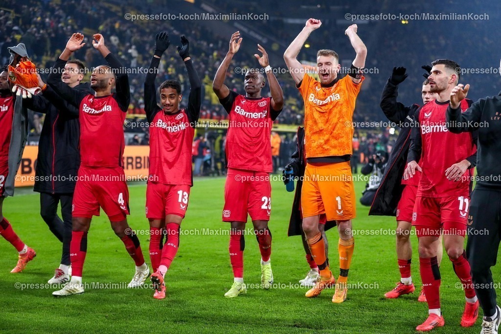 BVB10012501146 | 10.01.2025, Fußball, Borussia Dortmund - Bayer 04 Leverkusen, 1. Fußball Bundesliga, 16. Spieltag, Signal Iduna Park, Saison 2024 2025: Abschlussjubel nach dem 3:2 Sieg für Bayer Leverkusen. Die Mannschaft steht glücklich vor den Fans und bedankt sich zusammen für die Unterstützung. Im Bild Jonathan Tah (Bayer04 Leverkusen #4), Arthur (Bayer04 Leverkusen #13), Nordi Mukiele (Bayer04 Leverkusen #23), Torwart Lukas Hradecky (Bayer04 Leverkusen #1), DFB regulations prohibit any use of photographs as image sequences and or quasi-video.