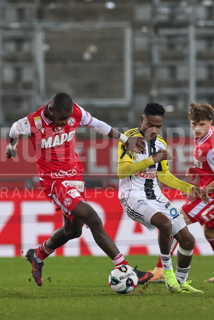 Austrian Bundesliga: Grazer AK 1902 vs LASK | GRAZ, AUSTRIA, 13.DEC.25 - SOCCER - ADMIRAL Bundesliga, Grazer AK 1902 vs LASK. The image shows Sadik Fofana (GAK) and Moses Usor (Lask).