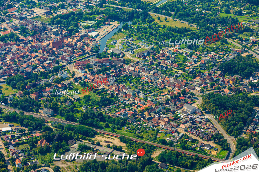 Neue Luftbildaufnahme der Stadt Grabow - Das Luftbild wurde 2025 vom UL-Flugzeug heraus erstellt ( keine Drohnenaufnahme ) - Hochauflösende Luftaufnahme - für Wandbilder und großformatige Ausdrucke geeignet. Das besondere Geschenk!Hier alle&nbsp;Infos zur Lizenzierung der LuftaufnahmeWir fliegen auch dieses Jahr wieder in Ihre Region um Luftbilder zu erstellen.- Luftbild anfragen