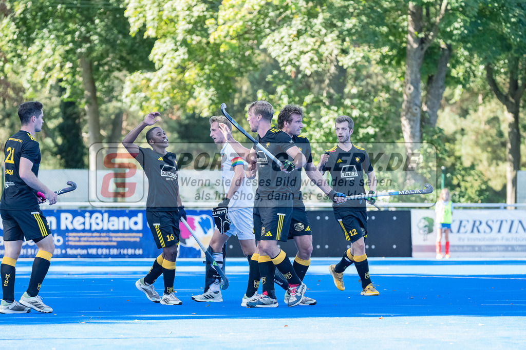 HK_20231001_104971 | 1.Bundesliga Herren Crefelder HTC - Harvestehuder THC am 1.10.2023 CHTC, Krefeld , Ntuli Nqobile Mansuet ( Harvestehuder THC #16 ) , Körper Michael ( Harvestehuder THC #9 ) , Pöhling Anton (  Harvestehuder THC #12 )